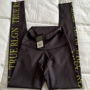 NEW XS TRUE RELIGION LOGO LEGGINGS.